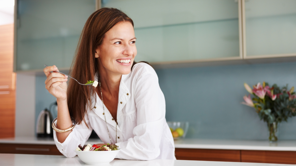 笑顔でフルーツを食べる女性